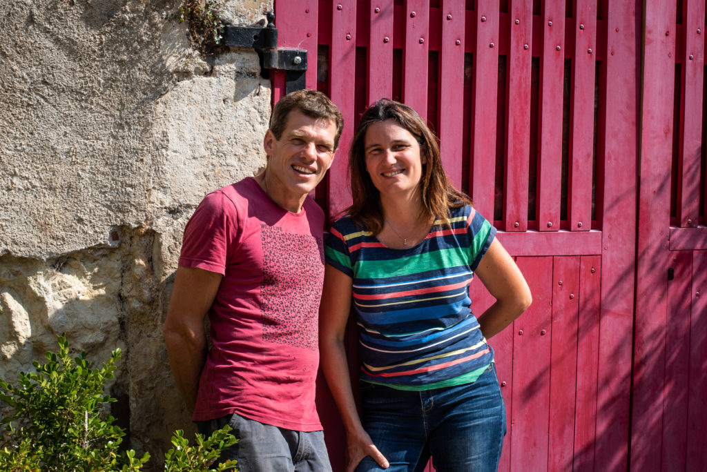 Du Vin aux liens Domaines Perrault Jadaud couple devant porte rose