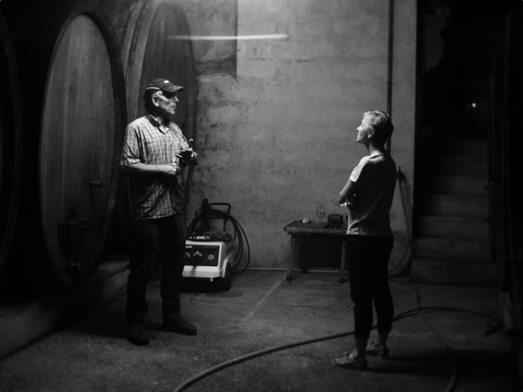 Du Vin aux liens Domaine Hertz photo noir et blanc cave à vin